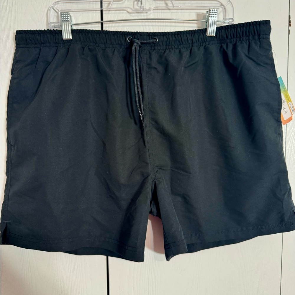 NWT. Primark men’s shorts with mesh lining and pockets and elastic waist. 2X.